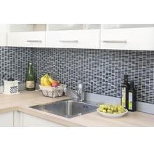 Küchenszene mit Spüle, Armatur, Mosaikfliesen und Küchenutensilien