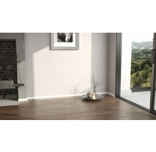 Innenraum mit Holzboden, Kamin, Dekoration und Blick ins Grüne