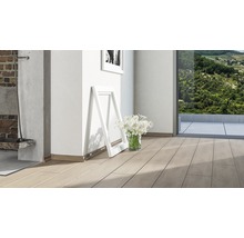 Heller Raum mit Fliesenboden, Blumenstrauß und Landschaftsblick