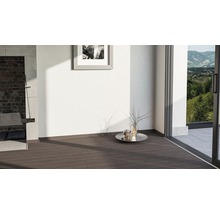 Innenraum mit dunklem Holzboden, Dekoration und Blick nach draußen