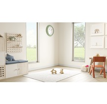 Helles Kinderzimmer mit Fenster, Teppich, Spielzeug und Holzmöbeln.