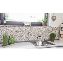 Küchenszene mit Mosaikfliesenwand, Kochfeld und Dekorationen