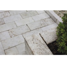 Verlegter Travertin als Bodenbelag und Einfassung im Außenbereich.