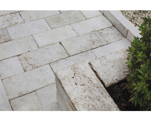 Verlegter Travertin als Bodenbelag und Einfassung im Außenbereich.