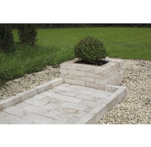 Gartenweg mit Pflanzkasten aus Stein