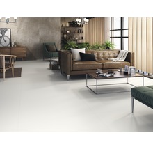 Wohnzimmer mit braunem Ledersofa, Couchtisch und hellem Boden