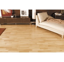 Wohnraum mit hellem Holzboden, Sofa und Kommode