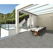 Außenbereich mit Gartentisch und Bodenfliesen