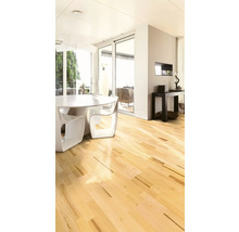 Heller Raum mit Holzboden, Esstisch und Terrassentür