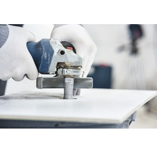 Bohrkronenaufnahme im Einsatz mit einem Winkelschleifer zum Bohren eines Lochs in eine Fliese