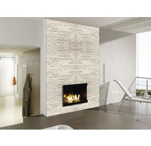 Modernes Badezimmer mit Natursteinwand und Kamin