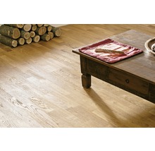 Innenraum mit Holzboden, Couchtisch und Holzstapel