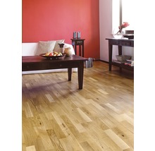 Wohnzimmer mit Holzboden, Sofa und Tisch