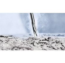 Nahaufnahme eines Meißels, der in Stein eindringt