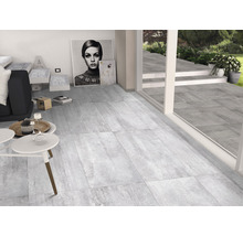 Heller Raum mit grauen Bodenfliesen und Terrassentür