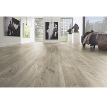 Heller Laminatboden in einem modern eingerichteten Raum.