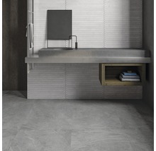 Graues Badezimmer mit Waschtisch, Spiegel und Fliesen