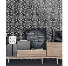 Wandgestaltung mit Mosaikfliesen über einem Holzschrank