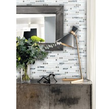 Wandgestaltung mit Mosaikfliesen im modernen Stil mit Spiegel und Lampe auf einem Schrank.