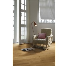 Heller Raum mit Holzboden, Sessel, Stehlampe und Fenster