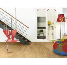 Innenraum mit Treppe, Hängesessel, Lampen und Dekoration auf Holzboden