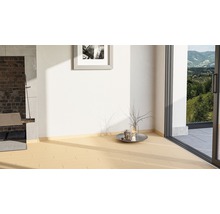 Heller Raum mit Fliesenboden, Kamin und Zugang zum Außenbereich