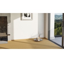 Heller Raum mit Holzfußboden, Kamin und Terrassentür