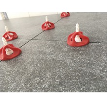 Fliesen Nivelliersystem mit Gewindeelementen auf Fliesenboden