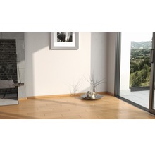 Innenraum mit Holzboden, Kamin, Fenster und Dekoration