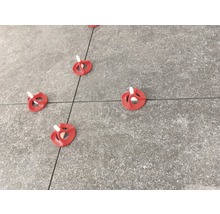 Fliesenverlegung mit Nivelliersystem für gleichmäßige Fugen