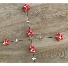 Fliesen mit Nivelliersystem und Fugenkreuzen