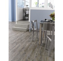 Helles Esszimmer mit Holzboden und Esstisch