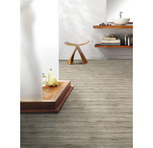 Badezimmer mit Holzboden, Holzhocker und Waschtisch