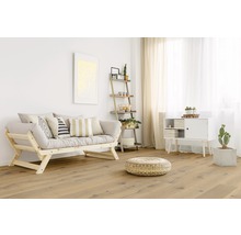 Heller Wohnraum mit Holzfußboden, Sofa, Regal und Kommode