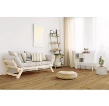 Heller Wohnraum mit Holzboden, Sofa mit Kissen, Regal und Dekorationen.