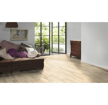 Heller Raum mit Holzboden, Sofa und Kommode