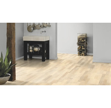 Heller Holzboden in einem Zimmer mit Küchenutensilien und Brennholz