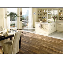 Heller Essbereich mit Holzboden, Esstisch, Stühlen und Kücheninsel