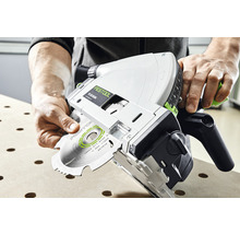 Person bedient Festool Tauchsäge TS 55 REBQ