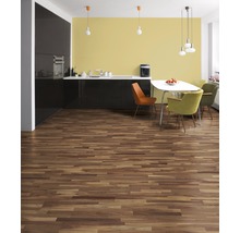 Moderne Küche mit Holzboden, Esstisch und Stühlen