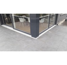 Terrasse mit Entwässerungsrinne und Fliesen