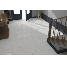 Eingangsbereich mit weißen Bodenfliesen in Marmoroptik, Treppe und Kommode