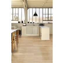 Helle Küche mit Holzboden und großen Fenstern für natürliches Licht