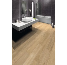 Helles Badezimmer mit Holzboden, Badewanne und Waschbecken