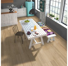 Helle Küche mit Holzboden, Esstisch und Sitzbank mit Kissen