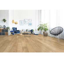 Heller Wohnraum mit Laminatboden, Sofa, Sessel und Dekoration