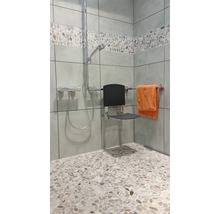 Badezimmer mit Dusche, Duschsitz und Handtuchhalter