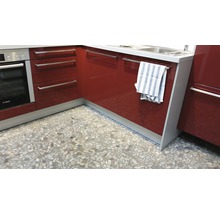 Küche mit Einbaubackofen, Spüle, Handtuch und Boden aus Flusskiesel