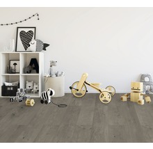 Kinderzimmer mit Spielzeug und grauem Holzboden