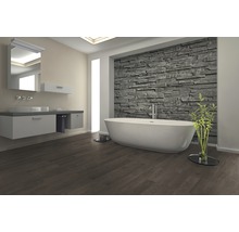 Modernes Badezimmer mit freistehender Badewanne, Waschtisch und Steinwand